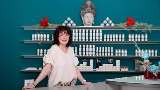 Naturkosmetik-Expertin präsentiert natürliche Pflegeprodukte in ihrem Laden.