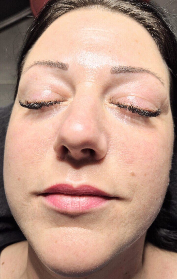Hautpflege mit Naturkosmetik, Frau mit geschlossener Augen, entspannte Gesichtsausdruck.