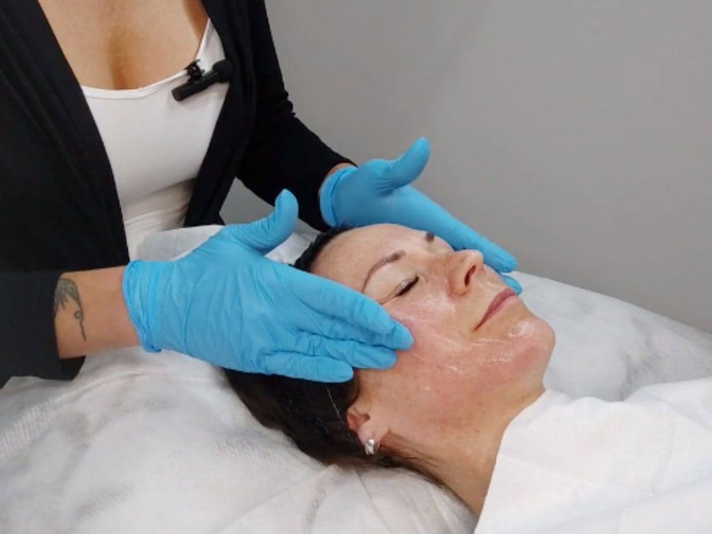 Entspannende Gesichtsbehandlung bei Naturkosmetik Susanne Ka.