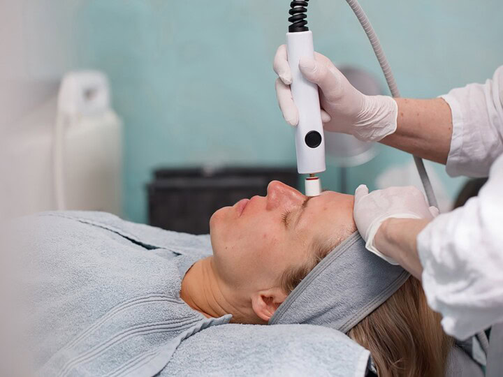 Hautbehandlung mit natürlicher Kosmetik bei einer Frau im Spa-Setting.