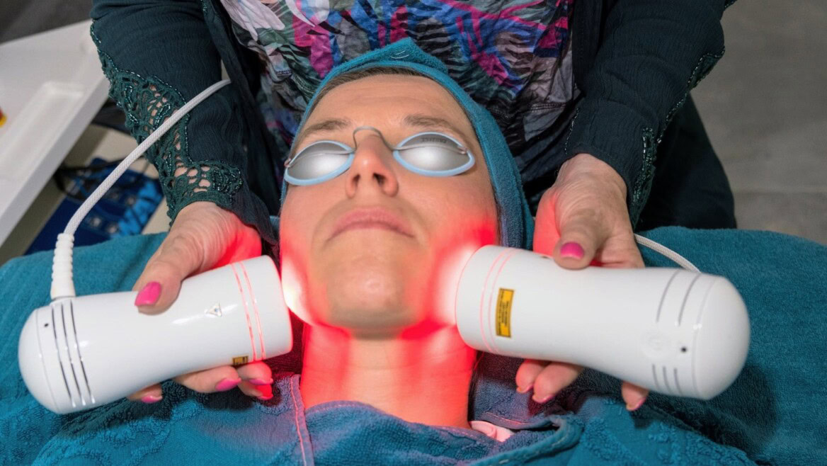 Hautbehandlung mit LED-Lichttherapie bei Naturkosmetik Susanne Ka.