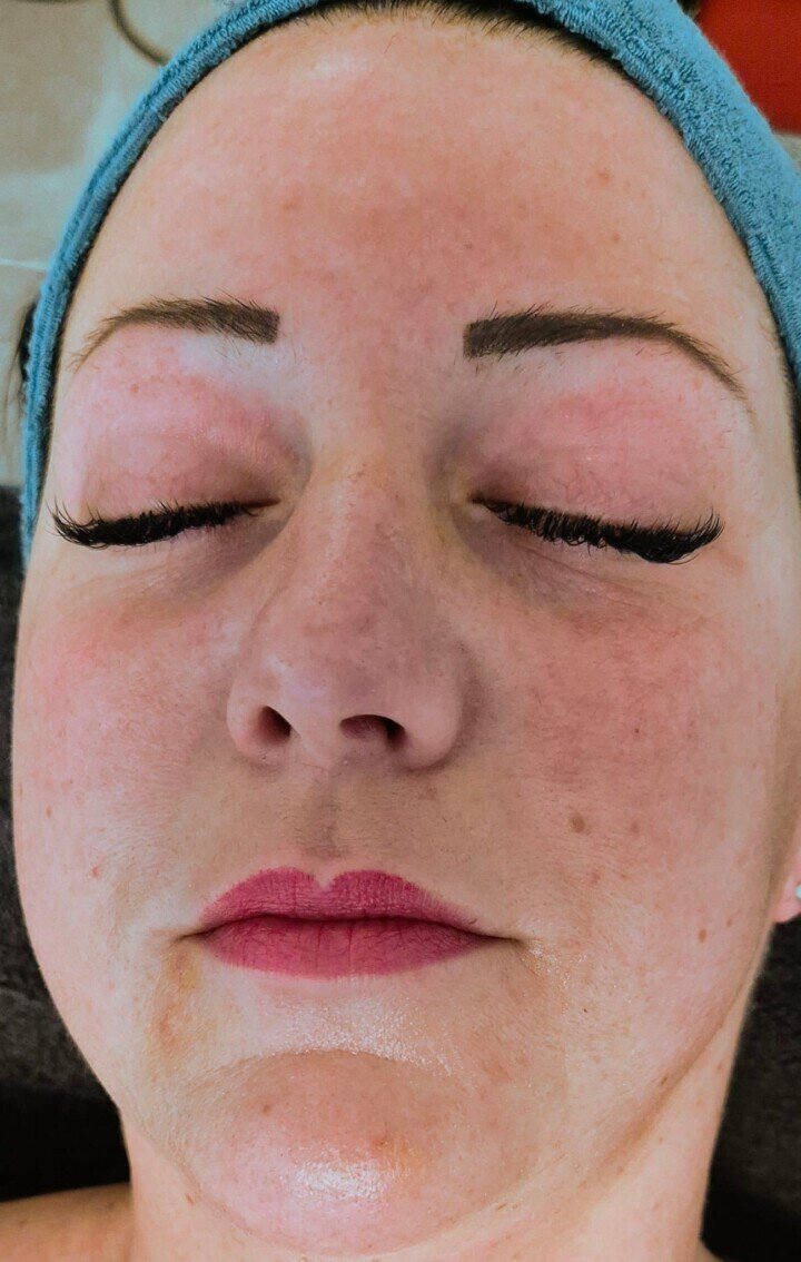 Entspanntes Gesicht einer Frau mit geschlossenen Augen, natürliche Hautpflege, Naturkosmetik.